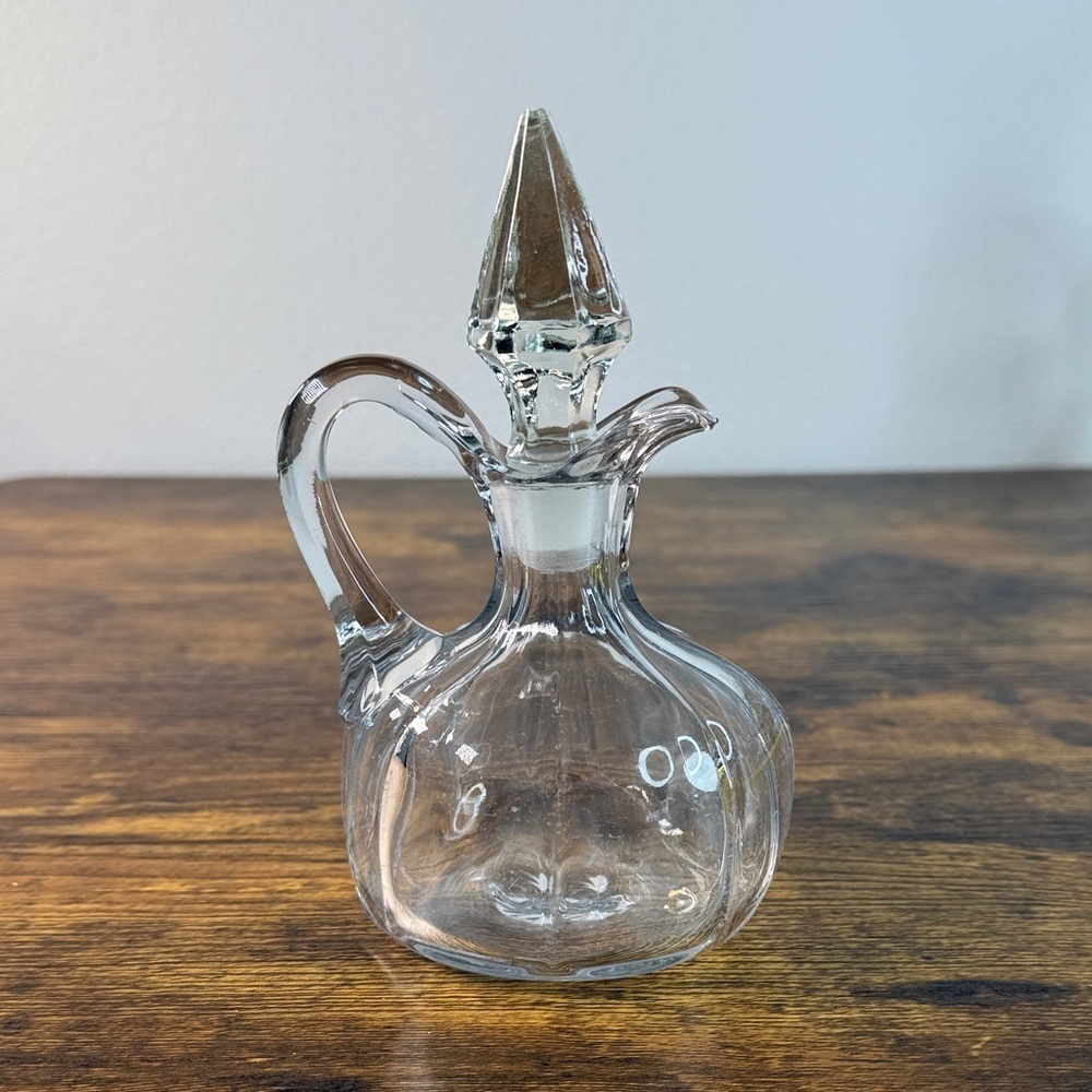 Elegant Clear Glass Decanter with Stopper
